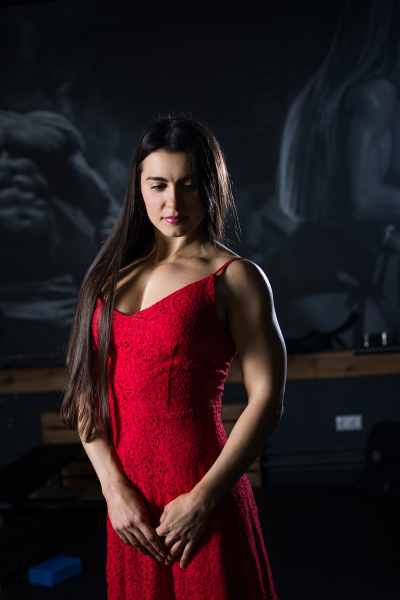 «Подруга, ты монстр»: миниатюрная брюнетка подняла вес в три раза больше своего «Подруга, ты монстр»: миниатюрная брюнетка подняла вес в три раза больше своего