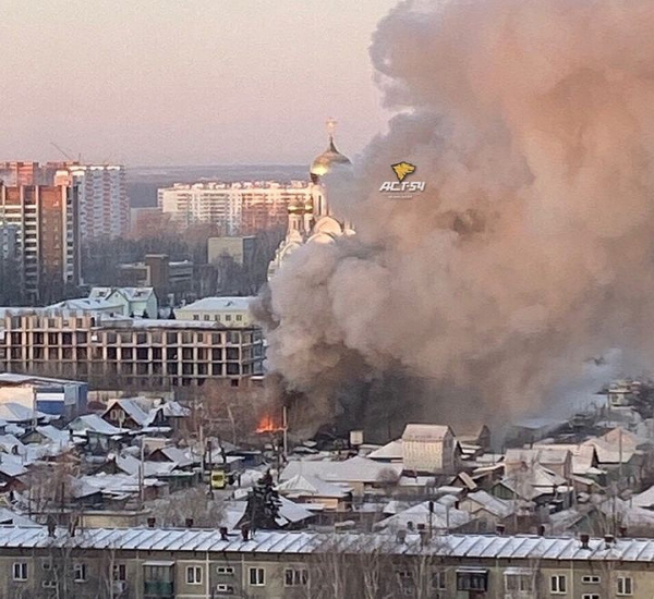 &laquo;Остались на снегу в трусах и тапочках&raquo;: после страшного пожара многодетная семья с тремя детьми лишилась всего