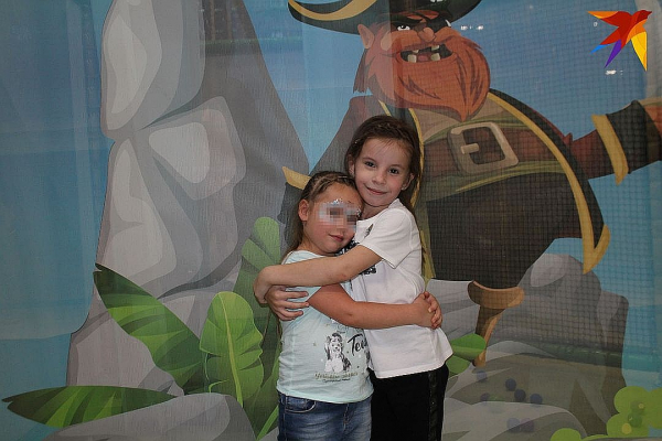 &laquo;Она зазвездилась&raquo;: одноклассники рассказали, почему обижают и пинают девочку, которую выгнали с чаепития