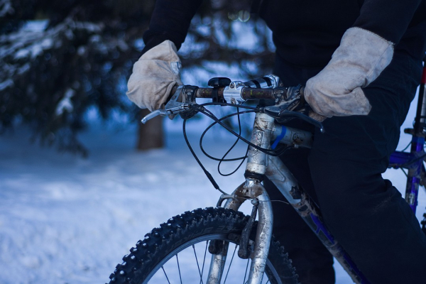 «Холодно, зато в пробках не стою»: сибиряк круглый год катается на велосипеде, даже в лютые морозы