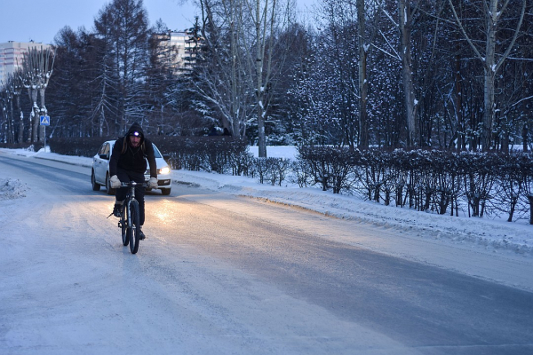 «Холодно, зато в пробках не стою»: сибиряк круглый год катается на велосипеде, даже в лютые морозы