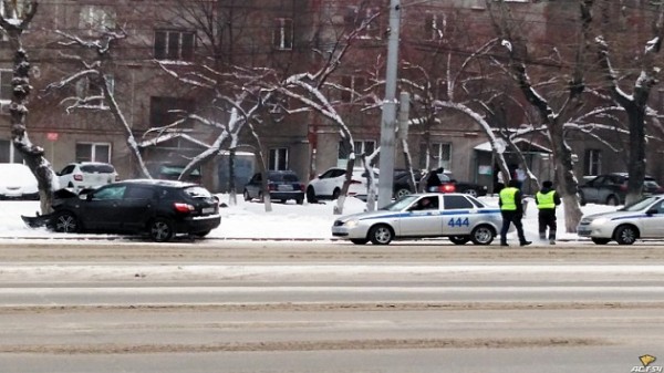 Автомобиль влетел в дерево в Ленинском районе Новосибирска