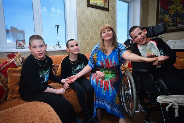 «Зачем ты их таких один за одним рожала»: откровения мамы тройняшек с ДЦП, у которой умер муж