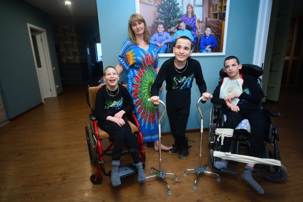 «Зачем ты их таких один за одним рожала»: откровения мамы тройняшек с ДЦП, у которой умер муж