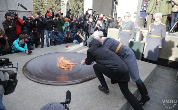 Вечный огонь вновь зажгли на Монументе Славы Вечный огонь вновь зажгли на Монументе Славы