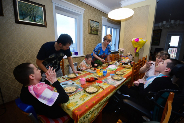 «Зачем ты их таких один за одним рожала»: откровения мамы тройняшек с ДЦП, у которой умер муж