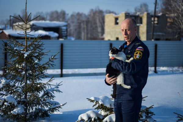 Пожарный с лапками: котенок, спасенный из огня, теперь сам ездит на вызовы