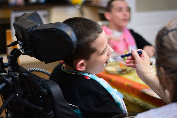 «Зачем ты их таких один за одним рожала»: откровения мамы тройняшек с ДЦП, у которой умер муж