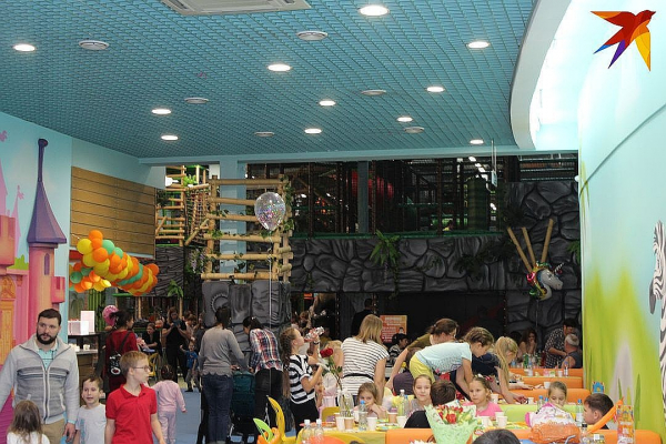 &laquo;Она зазвездилась&raquo;: одноклассники рассказали, почему обижают и пинают девочку, которую выгнали с чаепития