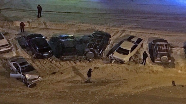 Ночью седан разбил припаркованные машины в Новосибирске Ночью седан разбил припаркованные машины в Новосибирске