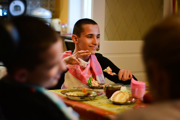 «Зачем ты их таких один за одним рожала»: откровения мамы тройняшек с ДЦП, у которой умер муж