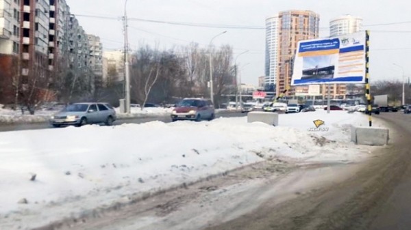 В Новосибирске информационный щит &laquo;шагнул&raquo; на проезжую часть 