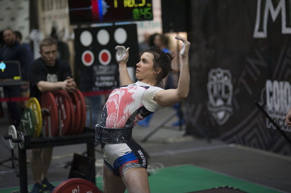 «Подруга, ты монстр»: миниатюрная брюнетка подняла вес в три раза больше своего «Подруга, ты монстр»: миниатюрная брюнетка подняла вес в три раза больше своего