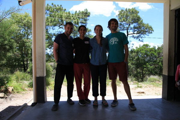 Зубная щетка ценнее айфона, а колу пьют вместо воды: дневник новосибирского врача, спасавшего детей в трущобах Америки Зубная щетка ценнее айфона, а колу пьют вместо воды: дневник новосибирского врача, спасавшего детей в трущобах Америки