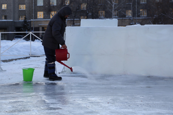Каток возле оперного театра уже заливают