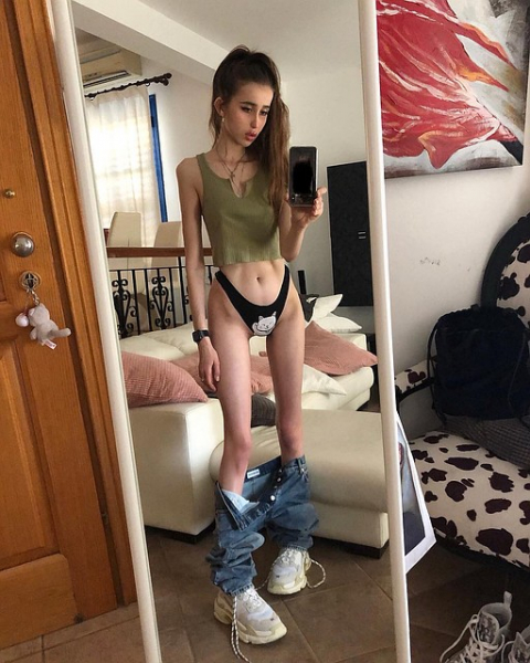 «Довела себя до комы»: модель выгнали с подиума из-за пугающей худобы «Довела себя до комы»: модель выгнали с подиума из-за пугающей худобы