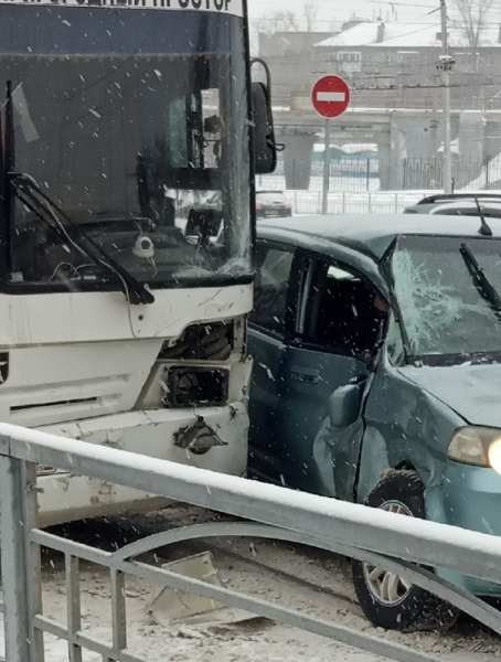 Автобус с пассажирами попал в аварию на улице Новосибирска  