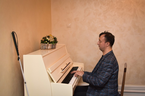 «Я не потерял зрение - я приобрел мрак»: история ослепшего студента, который играет в ресторанах и танцует кизомбу «Я не потерял зрение - я приобрел мрак»: история ослепшего студента, который играет в ресторанах и танцует кизомбу