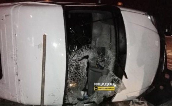 &laquo;ГАЗель&raquo; развалилась надвое при ударе об столб