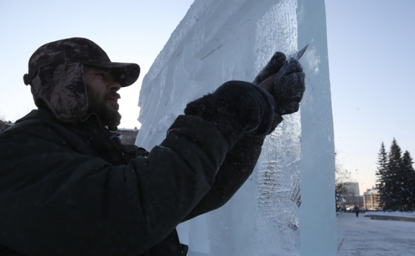Каток возле оперного театра уже заливают