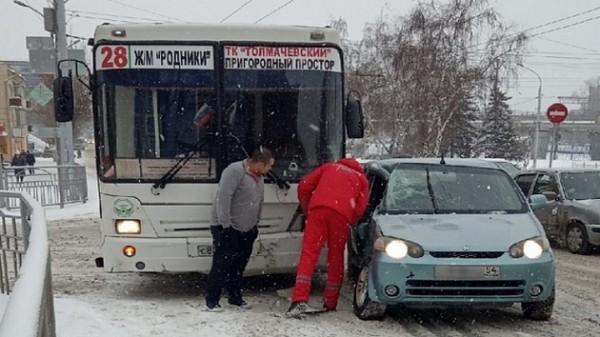 Автобус с пассажирами попал в аварию на улице Новосибирска  