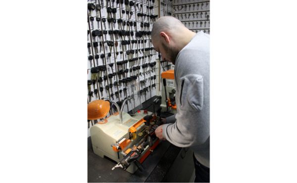 «Клиенты не стесняются»: глухая пара открыла мастерскую в Бердске «Клиенты не стесняются»: глухая пара открыла мастерскую в Бердске