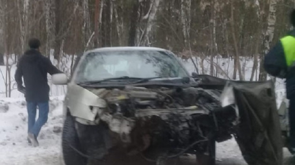 Внедорожник лишился колеса в аварии на улице Новосибирска Внедорожник лишился колеса в аварии на улице Новосибирска