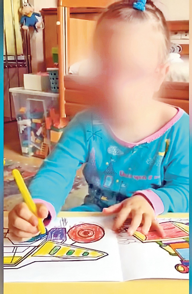 Родители-миллионеры здоровой девочки, живущей 5 лет в больнице, уже приготовили ей место на кладбище