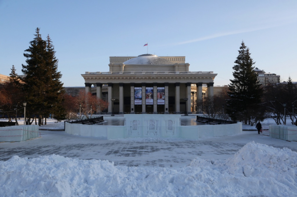 Каток возле оперного театра уже заливают