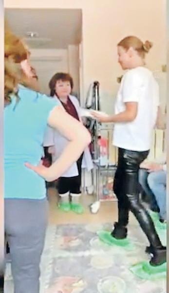 Родители-миллионеры здоровой девочки, живущей 5 лет в больнице, уже приготовили ей место на кладбище