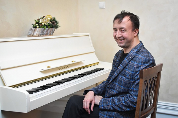 «Я не потерял зрение - я приобрел мрак»: история ослепшего студента, который играет в ресторанах и танцует кизомбу «Я не потерял зрение - я приобрел мрак»: история ослепшего студента, который играет в ресторанах и танцует кизомбу