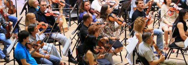 Мелодию затворов сыграл оркестр из&nbsp;фотоаппаратов в&nbsp;Новосибирске