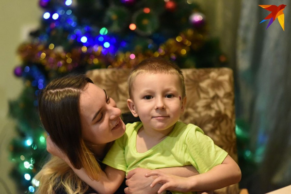 &laquo;Мама, посмотри на меня&raquo;: девочка, которую оставили умирать в мусорке, выжила и ищет родителей