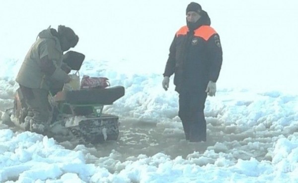 Трех замерзающих рыбаков спасли на льду Обского моря