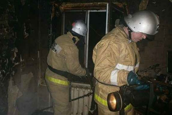 «Там живут инвалиды, спасатели ломали им дверь»: взбесившийся фейерверк поджег квартиру пенсионеров