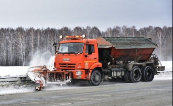 Почти 1000 единиц техники убирают снег на областных трассах Почти 1000 единиц техники убирают снег на областных трассах