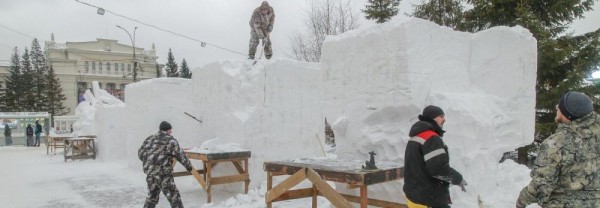 Самолёт и&nbsp;партизана с&nbsp;танками делают снежные скульпторы в&nbsp;Новосибирске