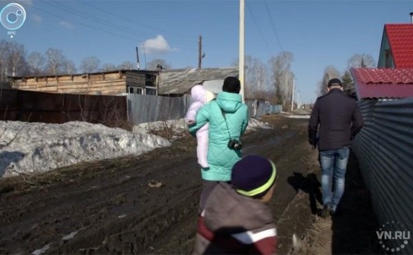 На грязное месиво вместо дороги жалуются жители Жеребцово На грязное месиво вместо дороги жалуются жители Жеребцово