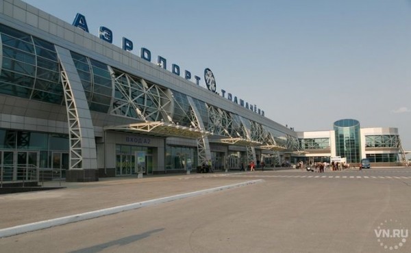 180 пассажиров самолета эвакуировали из-за горящего двигателя в Толмачево 180 пассажиров самолета эвакуировали из-за горящего двигателя в Толмачево