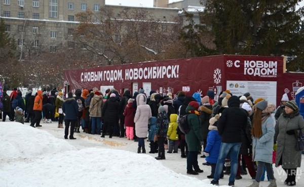Новосибирцы разошлись в оценках катка в Театральном сквере Новосибирцы разошлись в оценках катка в Театральном сквере