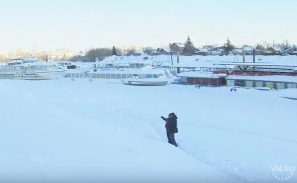 По речному льду добираются до цивилизации жители Затона По речному льду добираются до цивилизации жители Затона