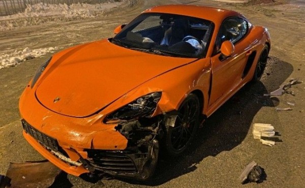 Премиальный спорткар разбился в аварии на Красном проспекте