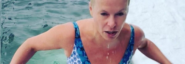 Анна Терешкова искупалась в проруби и осыпала себя снегом Анна Терешкова искупалась в проруби и осыпала себя снегом