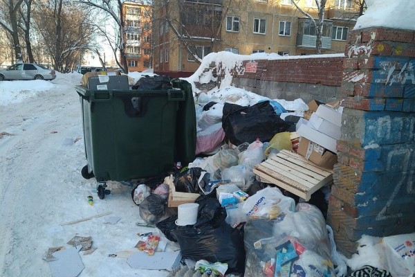 Виновата зима и праздники: перевозчики мусора объяснили, почему дворы Новосибирска превратились в свалку