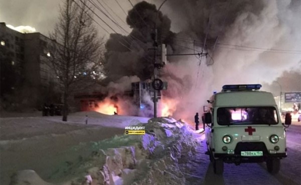 Похоронный дом с гробами и венками выгорел дотла в Новосибирске