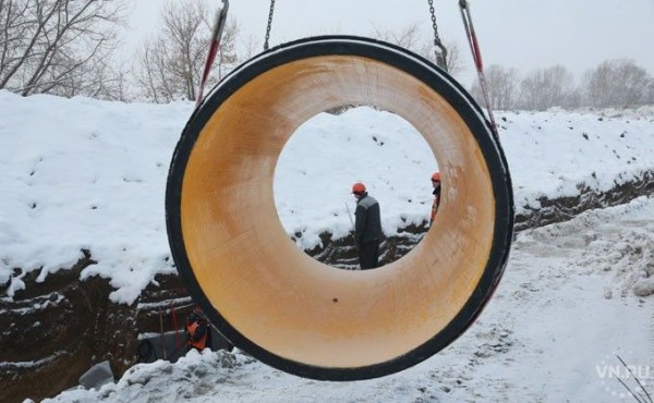 Гигантскую трубу тянут к новому ЛДС