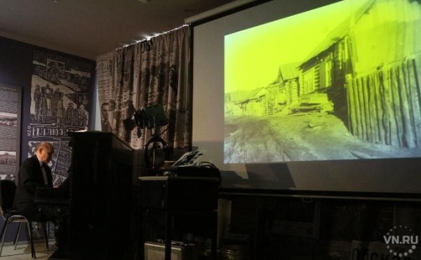Профессию тапера и немые фильмы возродили в Новосибирске