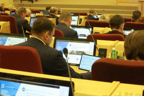 Отчет губернатора Травникова единогласно одобрен депутатами Законодательного собрания Отчет губернатора Травникова единогласно одобрен депутатами Законодательного собрания