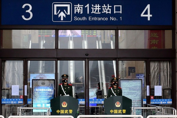 Записки из очага эпидемии опасного коронавируса: Личные авто запрещены, все продукты обрабатывают спиртом