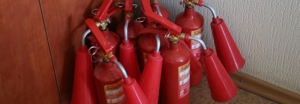 В Новосибирске фейерверками обстреляли стену жилого дома